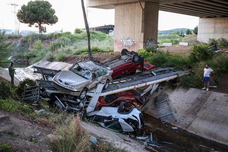 Bursa’da otomobil taşıyan TIR viyadükten uçtu