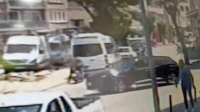 Görüntüler Bursa’dan… Park halindeki minibüse çarptı