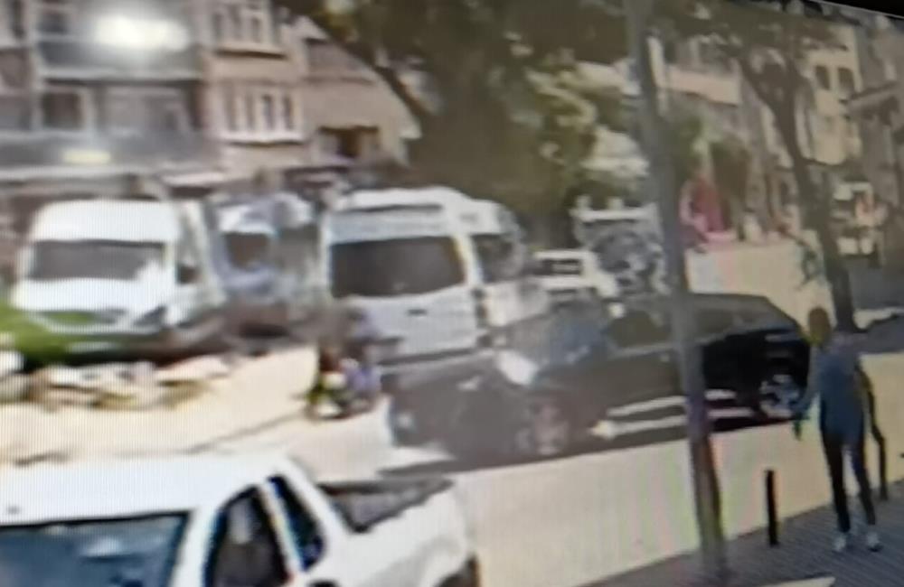 Görüntüler Bursa’dan… Park halindeki minibüse çarptı