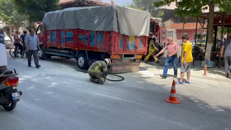 Bursa’da panik anları Bursa'da, fren balatası ısınan kamyonun tekerleği alev aldı. Vatandaşların dikkati