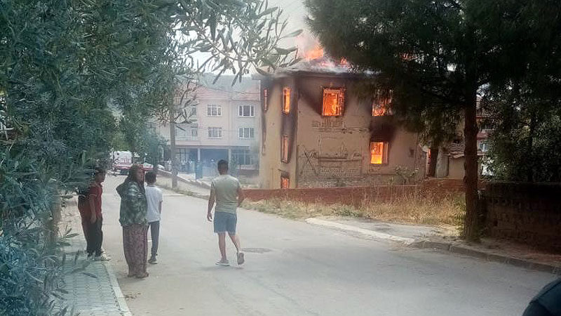Bursa’da korkutan yangın Bursa’da ahşap ev alevlere teslim oldu. Mahalle sakinleri alev alev