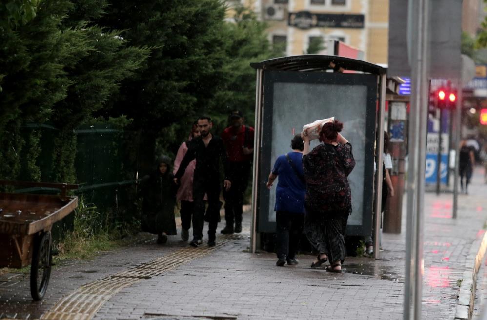 Bursa’da sağanak yağış! Hazırlıksız yakalandılar
