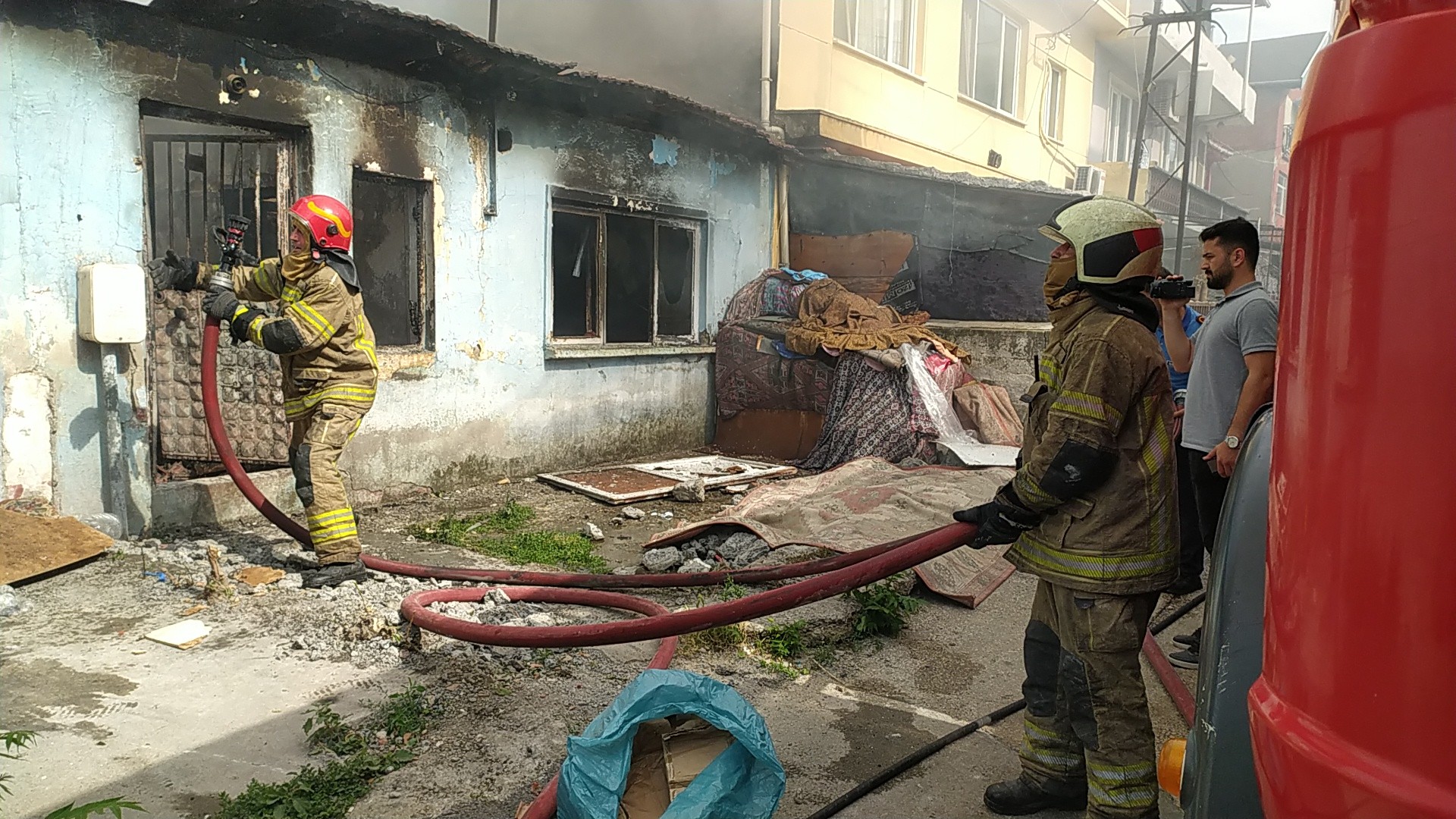 Bursa’da madde bağımlısı genç evi ateşe verdi