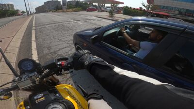 Kazadan son anda kurtuldular! Trafikteki tartışma çaycıda bitti