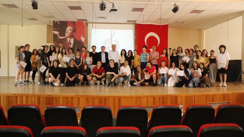 Bursa Zeki Müren Güzel Sanatlar Lisesi, ‘desen’ yarışmasına damga vurdu Türkiye’nin Güzel Sanatlar Liselerinin resim alanında en prestijli yarışmalarından biri