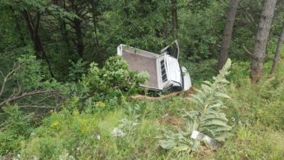 Bursa’da kamyonet şarampole yuvarlandı