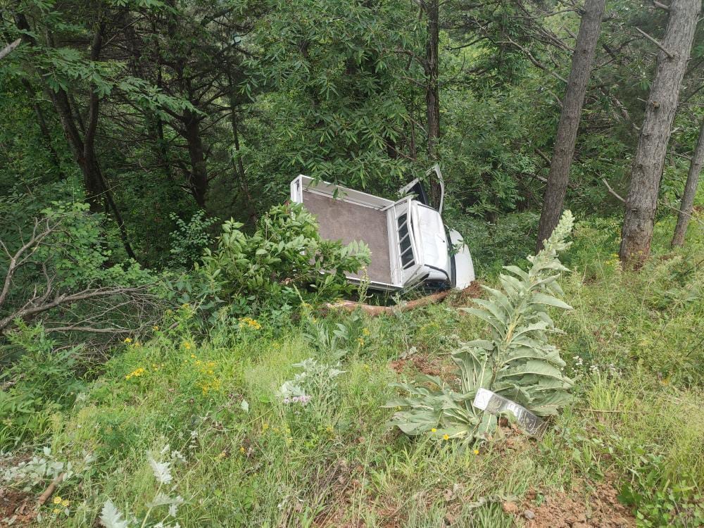 Bursa’da kamyonet şarampole yuvarlandı