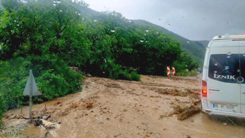 Sağanak yağış Bursa’da hayatı felç etti