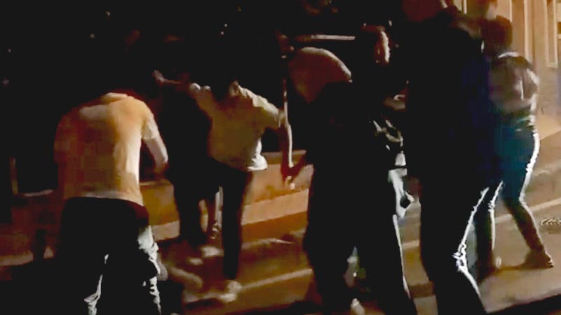 Görüntüler Bursa’dan… Tekme tokat birbirlerine girdiler