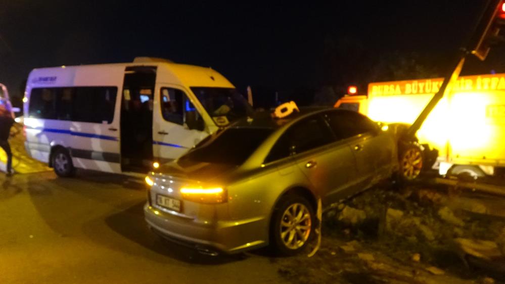 Bursa’da işçi servisi ile otomobil çarpıştı: Yaralılar var
