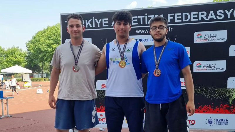 Osmangazi Belediyespor Atletizm Takımı sporcularından Emre Çiftçi, Bursa’da düzenlenen Turkcell