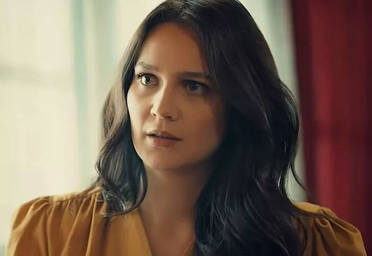 Gülsim Ali dekolteli pozlarıyla hayranlarını mest etti