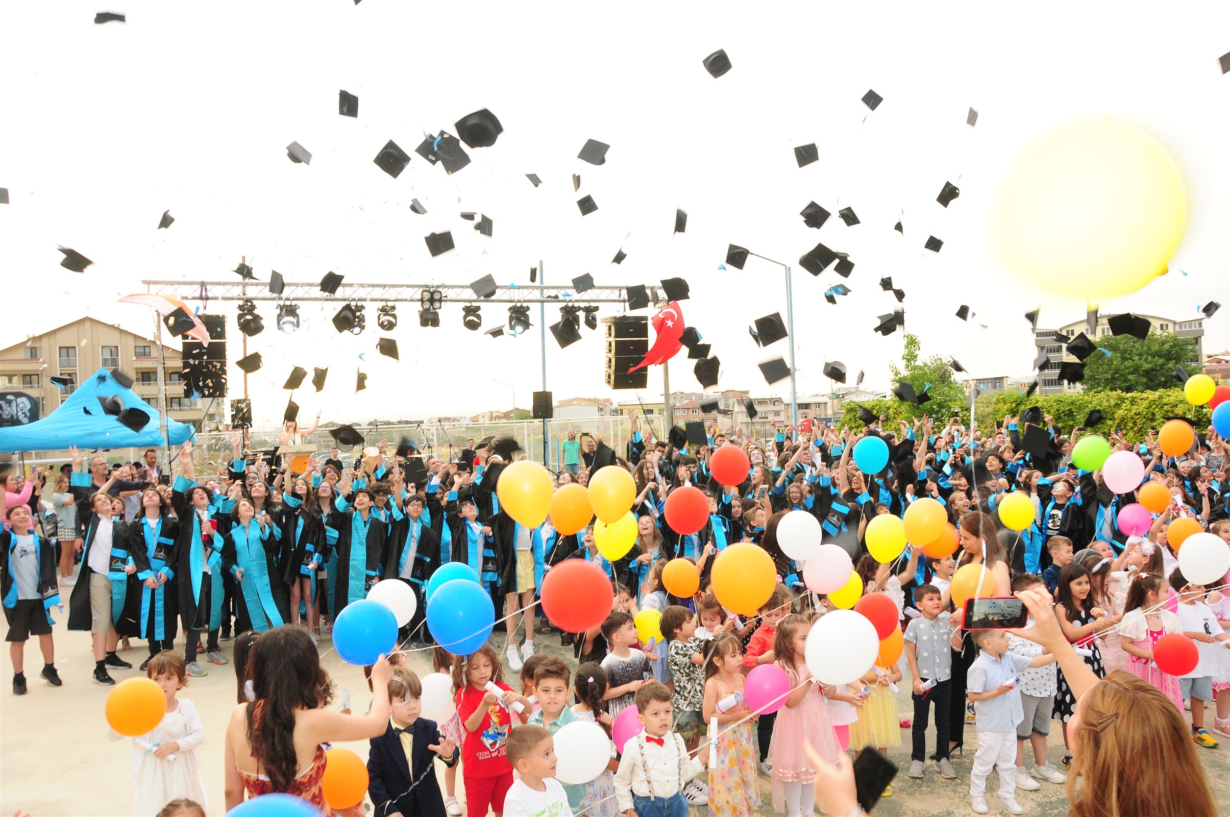 Bursa Yönder Okulları’nda mezuniyet coşkusu Bursa Yönder Okulları’nda mezuniyet coşkusu