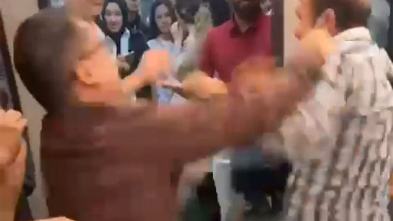 Metroda yumruk yumruğa kavga