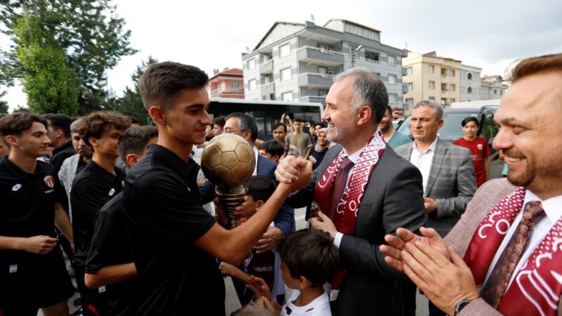 Antalya’da düzenlenen U15 Bölgesel Gelişim Liginde Türkiye Şampiyonu olan İnegölspor