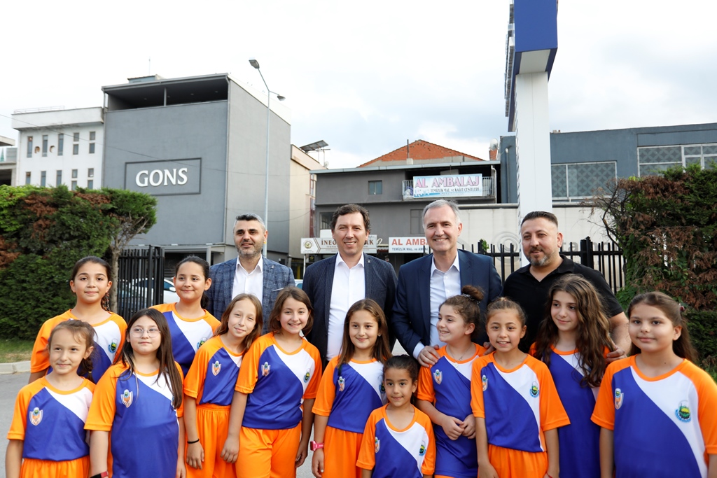 Yüzme şenliğinde alt yapı sporcuları madalyalarına kavuştu