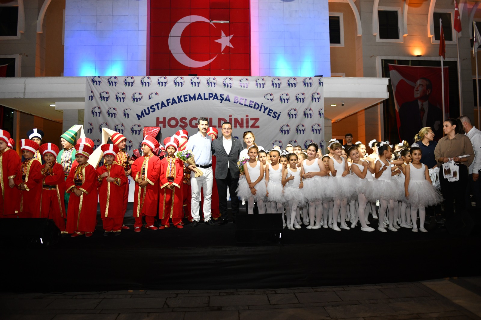 Mustafakemalpaşa’nın küçük sanatçıları sertifikalarını aldı