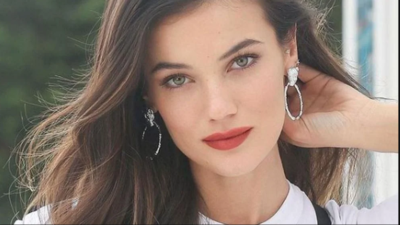 Göbek dekolteli kıyafetiyle alay konusu oldu