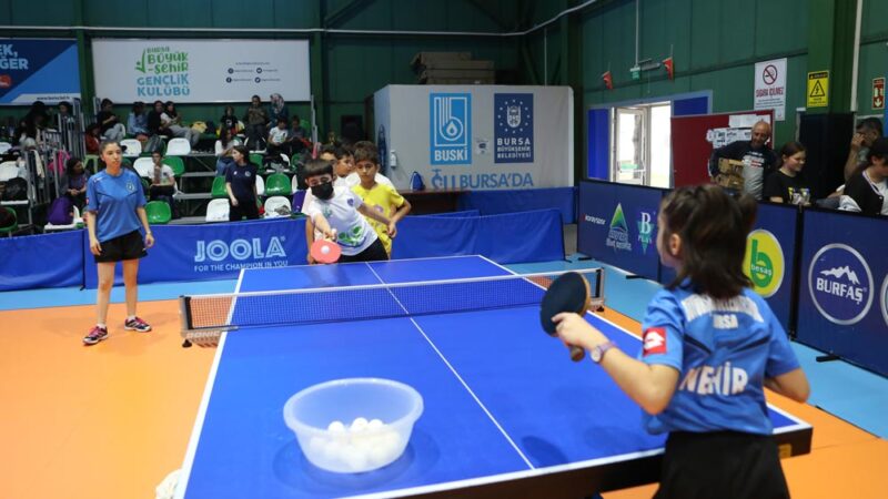Bursa Büyükşehir Belediyespor Kulübü tarafından düzenlenen Masa Tenisi Şenliği, renkli