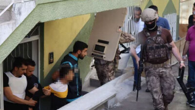 Yakalanacağını anladı, annesini ve eşini bıçakla 5 saat rehin aldı