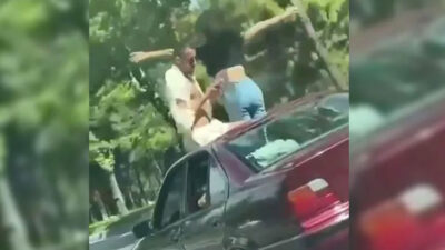 Akılalmaz anlar! Otomobilin açılır tavanından çıkıp dans ettiler