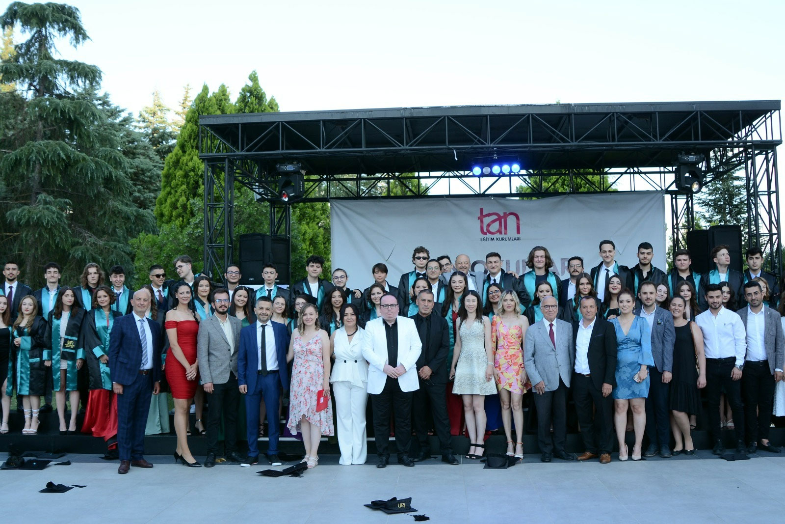 Tan Okulları Anadolu ve Fen Lisesi’nde mezuniyet coşkusu Tan Okulları Anadolu ve Fen Lisesi’nde mezuniyet coşkusu