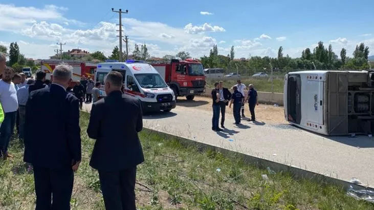 Servis minibüsü devrildi! 15 kişi yaralı