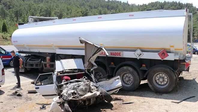 Akaryakıt tankerinin çarptığı otomobildeki 3 kişi öldü Akaryakıt tankerinin çarptığı otomobildeki 3 kişi öldü
