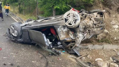 Araç hurdaya döndü! İçinden çıkanlar şoke etti