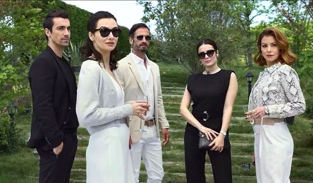 11 yaş küçük sevgilisiyle sosyal medyayı salladı