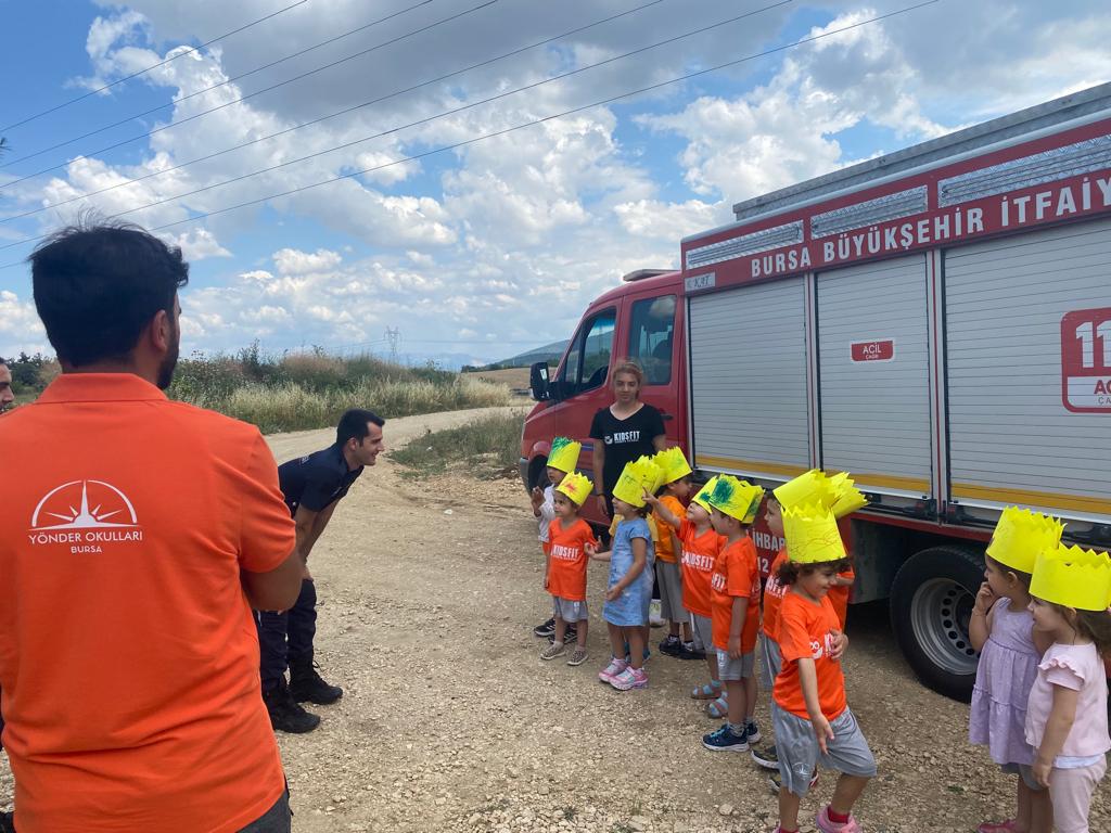 Bursa Yönder Okulları öğrencilerinden kedi kurtarma operasyonu