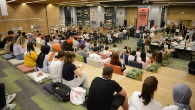 Başkan Yılmaz’dan gençlere gitarlı sınav morali