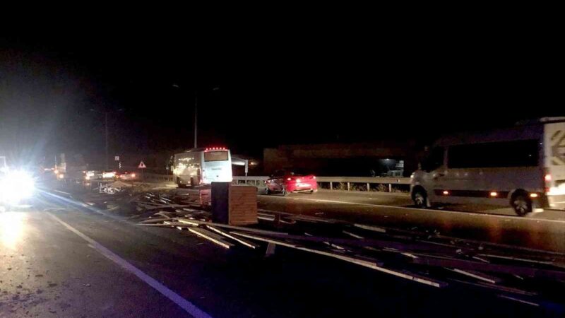 Bursa’da ambulans, kamyon kasasından yola dökülen kerestelere çarptı. Kazda ambulansta