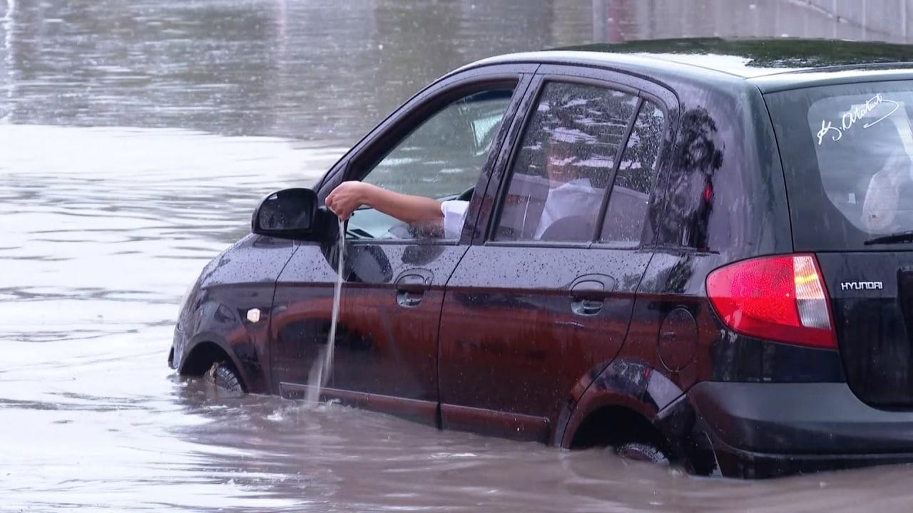 Bardakla su boşaltan sürücü: Başta işe yaramıştı Bardakla su boşaltan sürücü: Başta işe yaramıştı