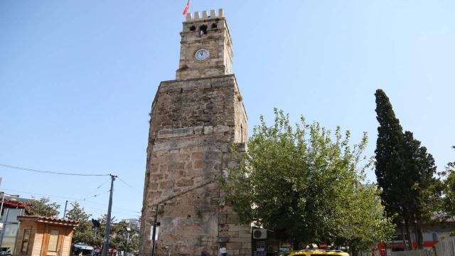 Tarihi Saat Kulesi’ne ‘çakma’ saat takmışlar