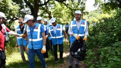 Başkan Tanır, gönüllülerle birlikte çöp topladı