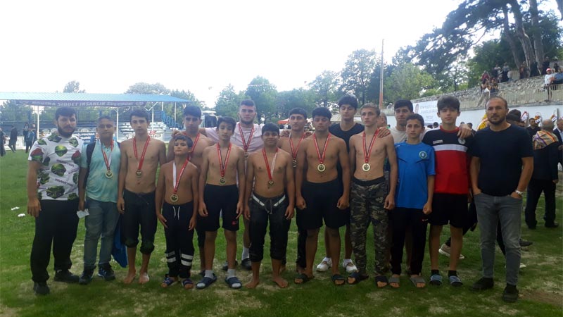 Büyükşehirli güreşçiler 17 madalya kazandı