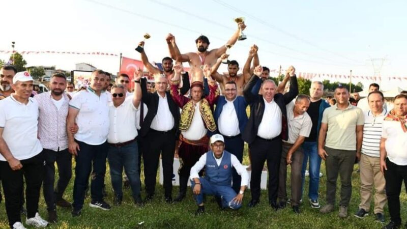Bursa Büyükşehir Belediyespor Kulübü sporcuları, hafta sonunda katıldıkları yağlı güreş