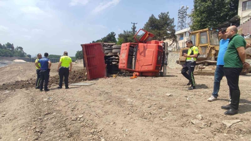 Bursa’da kamyon devrildi Bursa’nın Mustafakemalpaşa ilçesinde toprak yüklü kamyon, eğimli alana toprak dökmek