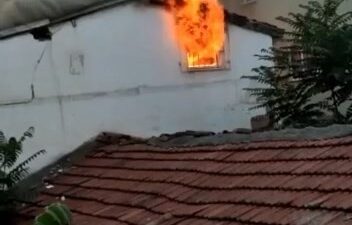 Bursa’da iki katlı ev alev alev yandı