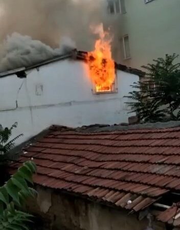Bursa’da iki katlı ev alev alev yandı Bursa’da 2 katlı müstakil alev alev yandı. Gökyüzünü kara dumanlar