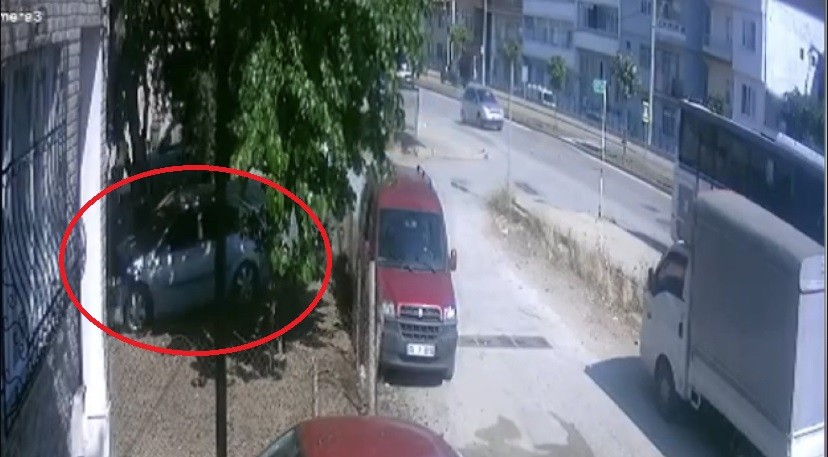 Görüntüler Bursa’dan… Otomobil bahçeye uçtu