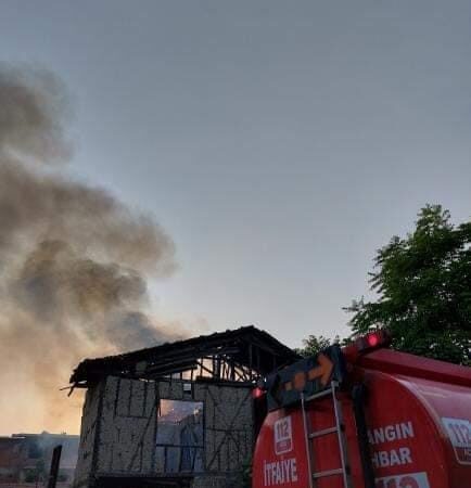 Bursa’nın Gürsu ilçesinde çıkan yangında tarihi bir bina küle döndü.