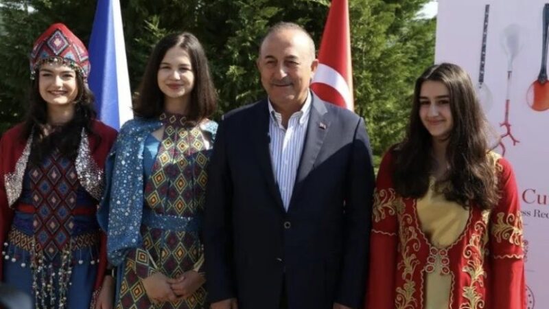 Bursa’nın yöresel kıyafetleri Avrupa’ya damga vurdu Bursa Olgunlaşma Enstitüsü tarafından Çek Cumhuriyeti’nde düzenlenen Türk Kültür Festivali’nde