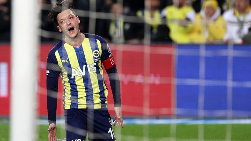 Mesut Özil için sürpriz transfer iddiası İsmail Kartal döneminde süresiz olarak kadro dışı bırakılan Mesut Özil'in