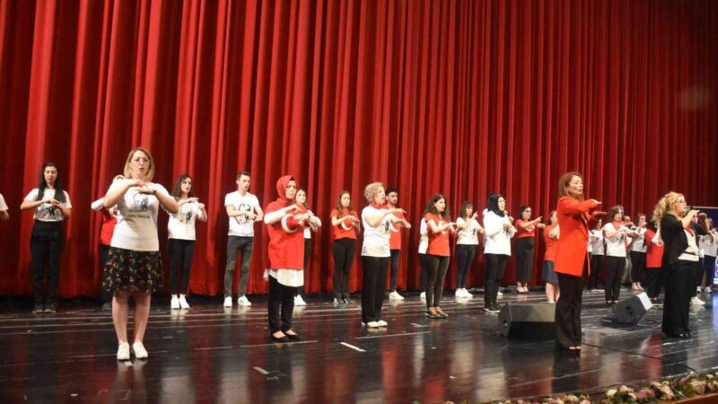 Engelli solistler gönüllerde taht kurdu Bursa Kent Konseyi Engelliler Meclisi tarafından düzenlenen programda, Kalbin Ritmi