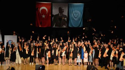 Enstitülerde mezuniyet coşkusu