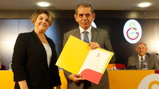 Dursun Özbek ve yönetimi mazbatalarını aldı Dursun Özbek ve yönetimi mazbatalarını aldı