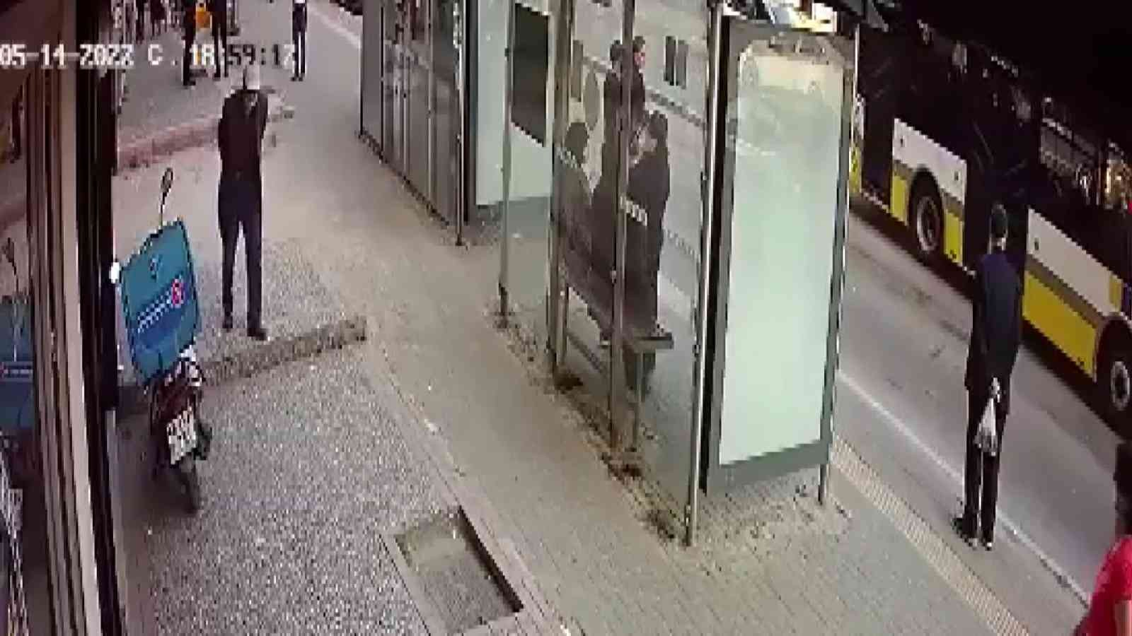 Bursa’da hırsızları gören büfeci vatandaşları uyararak hırsızlığı önledi