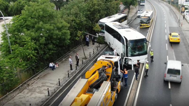 Belediye otobüsü ile iki tur otobüsü çarpıştı
